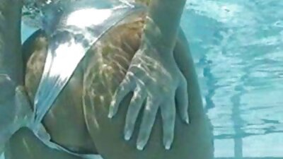Con phim sex gái xinh nhật đĩ tận hưởng bộ ngực bự của mình ngoài hồ bơi.